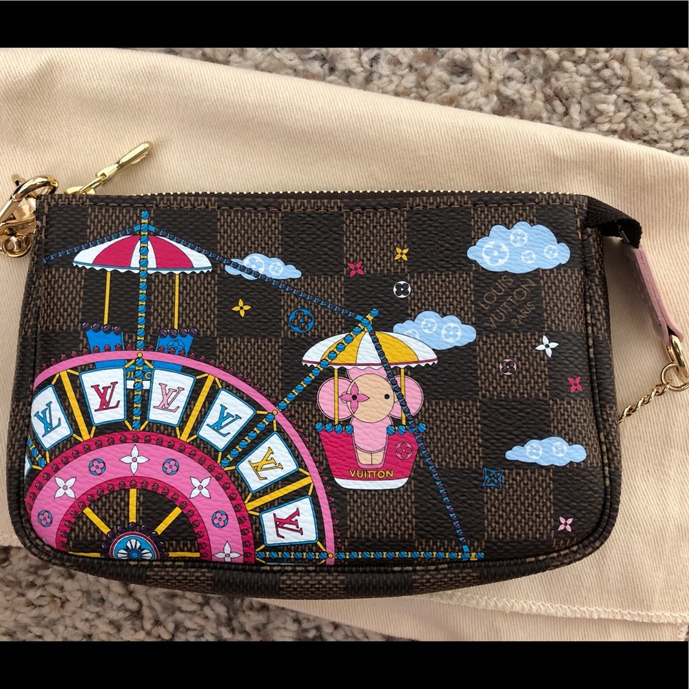 Louis Vuitton mini pochette Christmas animation